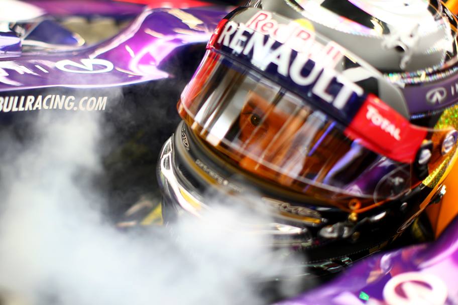 Sebastian Vettel rinfresca la Red Bull nei box utilizzando del ghiaccio secco in attesa delle prove per il Gp di Singapore (Getty Images)